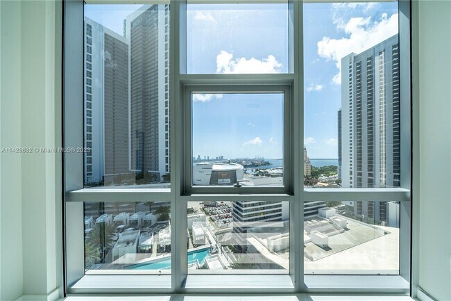 Foto del edificio - 851 NE 1st Ave