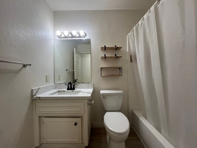 Foto del edificio - 1125 Cherry Ln