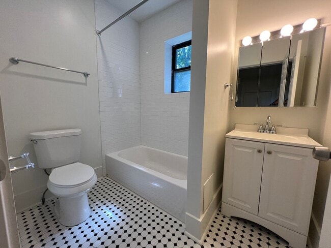 Building Photo - 213 S Aiken Ave