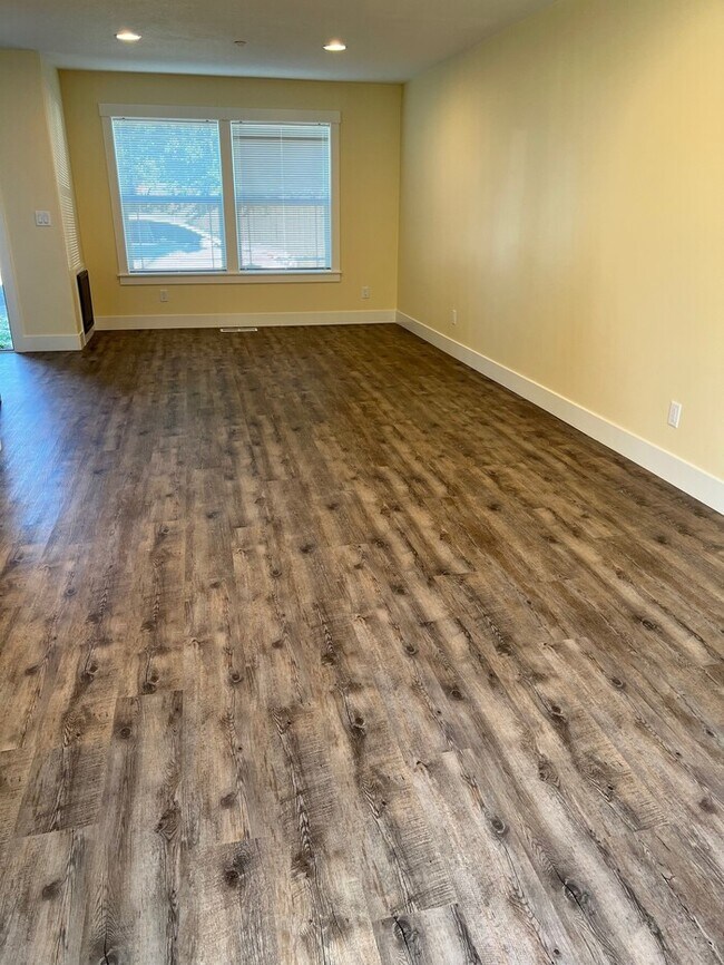 Foto del edificio - Remodeled Home with New Flooring, Quart Counters, W/D, Fenced Yard, Parking & MORE!