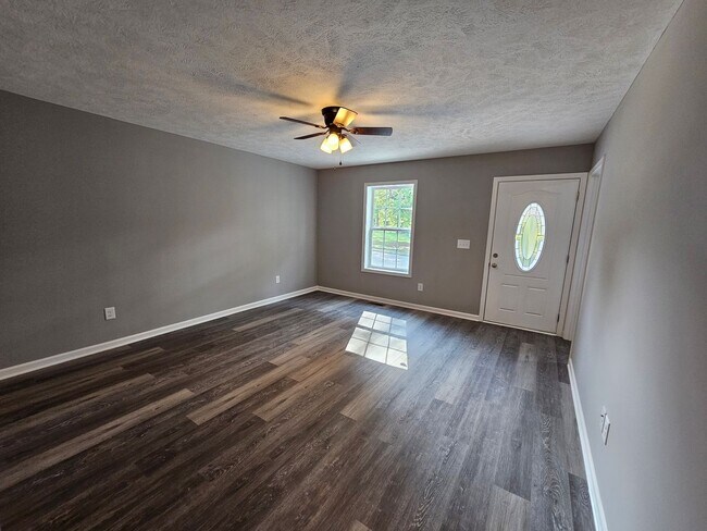 Building Photo - Newer Duplex Located Near the Heart of Tullahoma!