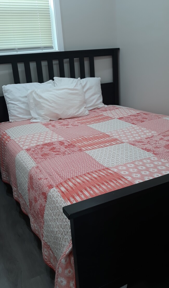 Bedroom, Queen Sized Bed - 148 Holiday Ave NE