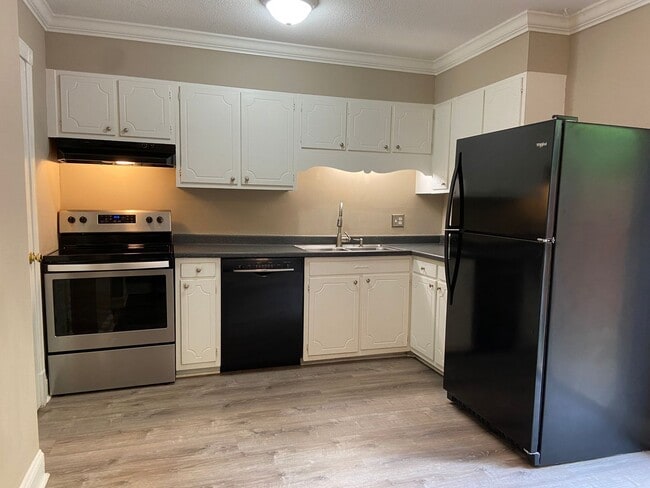 Building Photo - 2 Bedroom, 1.5 Bathroom Condo in High Point!