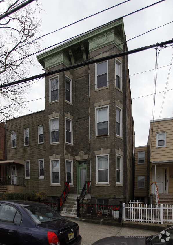 Primary Photo - 65 Carlton Ave