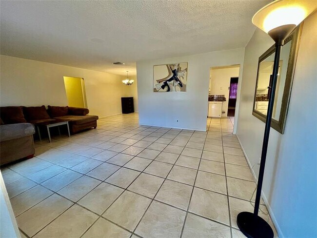 Foto del edificio - 6105 NW 73rd Ave