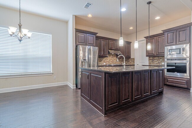 Foto del edificio - Charming 4-Bedroom Home in Prime North Central Location!
