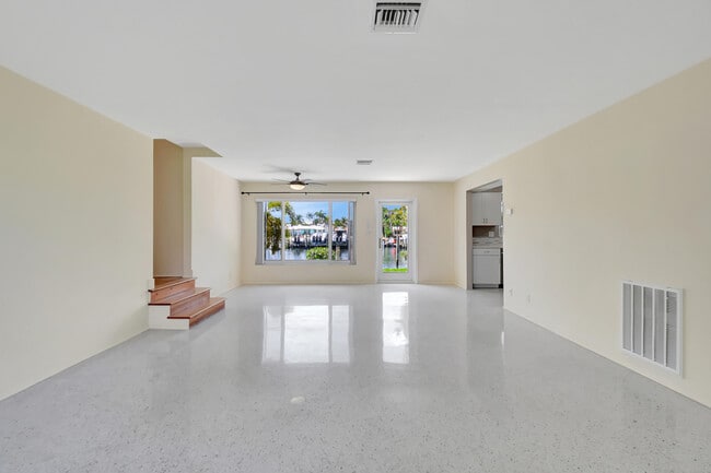 Building Photo - 644 Shore Dr