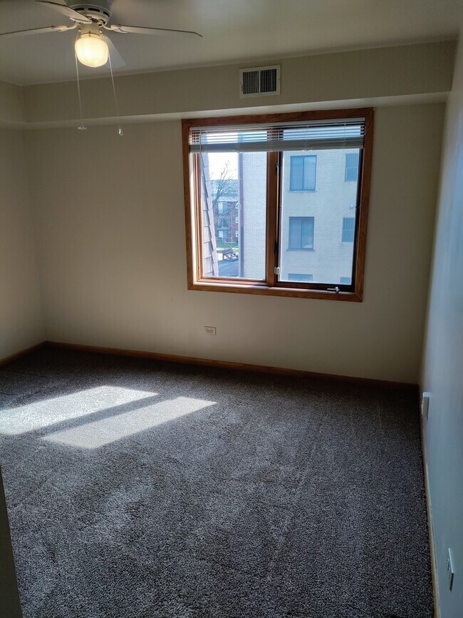 10445 Mansfield Ave Unit 3C, Oak Lawn, IL 60453 Condo for Rent in Oak Lawn, IL
