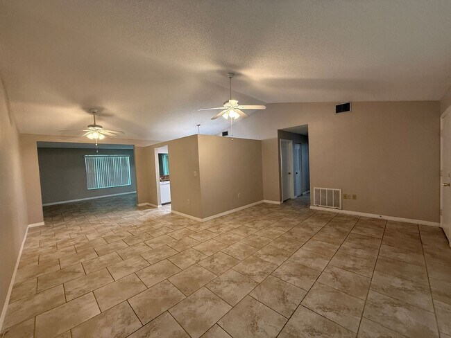 Foto del edificio - Spacious 2 Bedroom, 2 Bath, 2 car garage Home For Rent in New Port Richey!