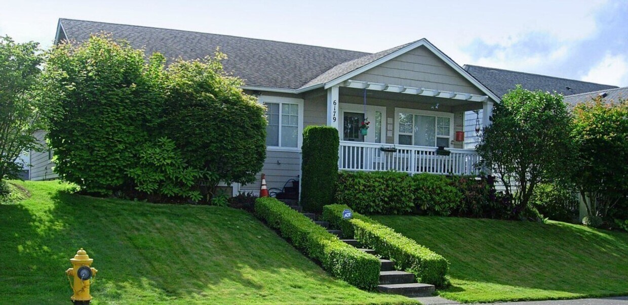 Building Photo - 6179 Lincoln Dr