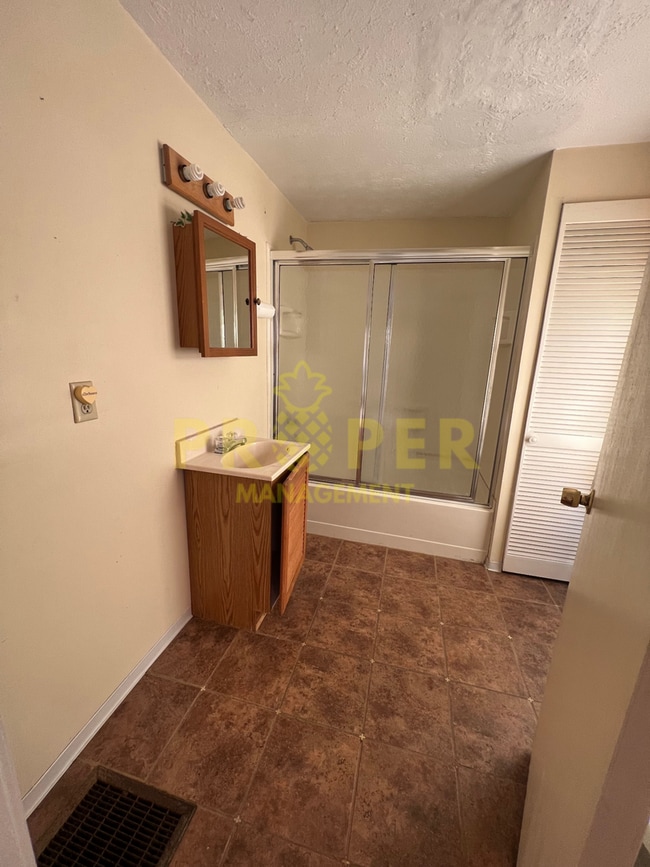 Building Photo - 2 bedrooms 1 bathroom house
