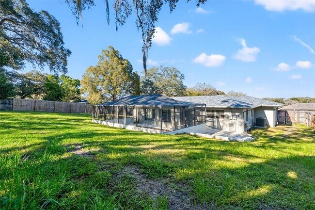 Building Photo - 7370 Holiday Dr