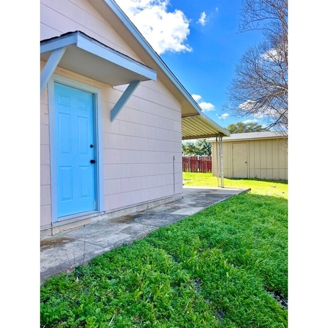 Entrada lateral con cobertizo de almacenamiento en el patio trasero. - 2915 Eagle Rdg