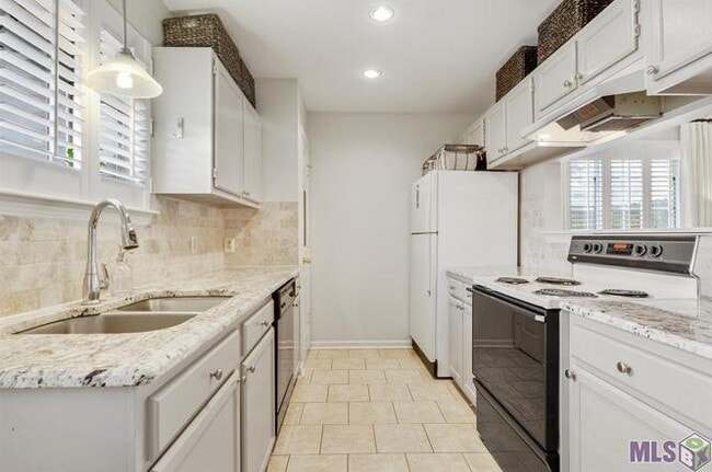 Kitchen - 71 Brent Ct