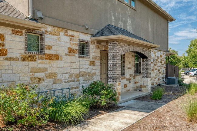 Building Photo - 2880 Donnell Dr