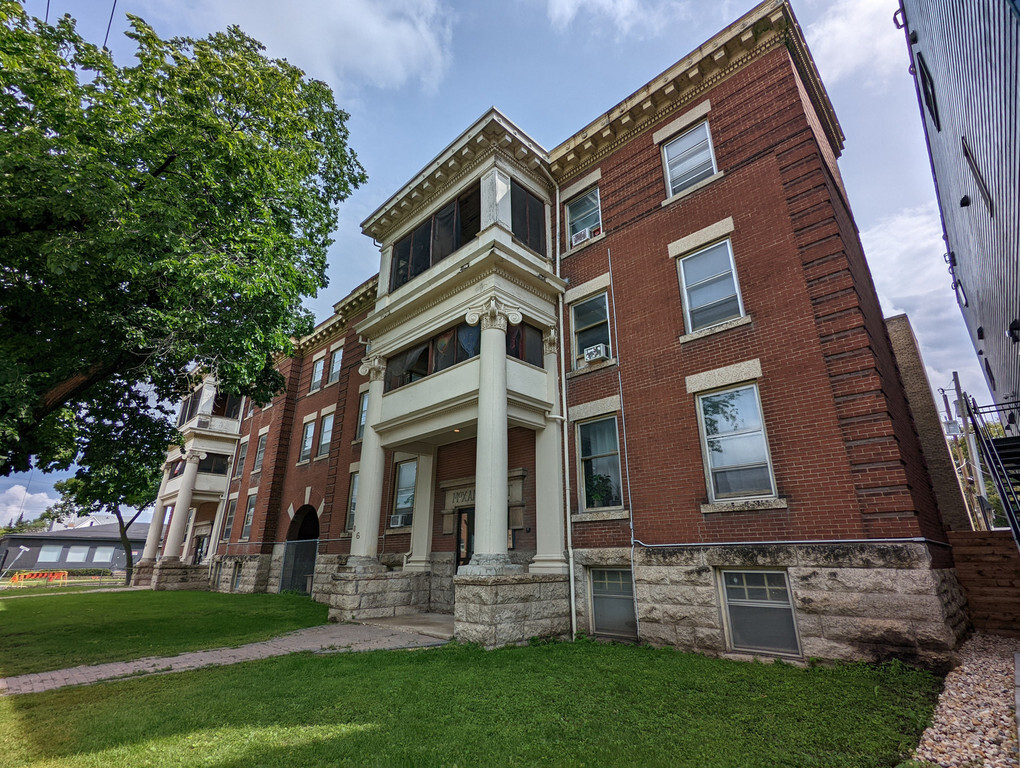 Primary Photo - Moxam Court Apartments