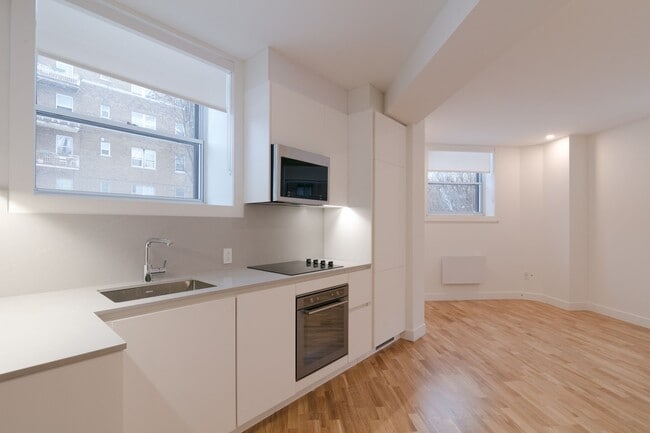 Building Photo - 5530 Chem. de la Côte St Luc