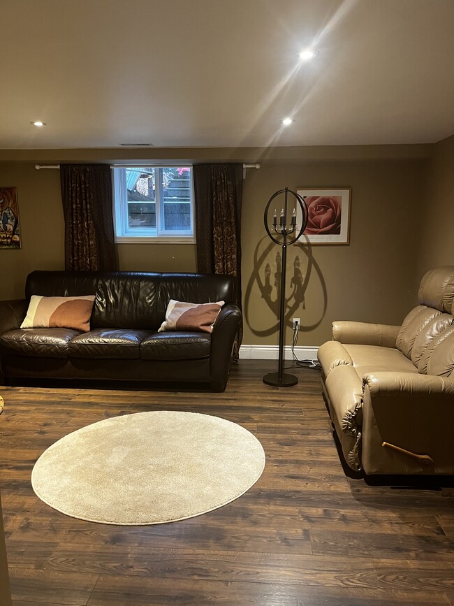 Spacious bedroom and sofa bed - 520 Dynes Rd