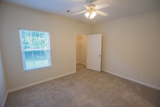 Building Photo - Lovely 2-bedroom, 2-bath condo available f...