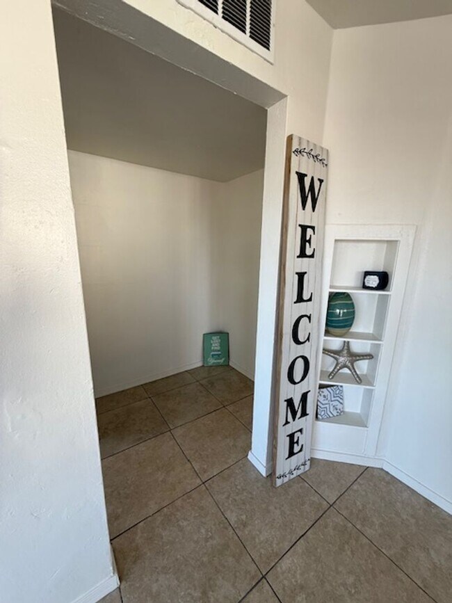 Foto del edificio - Refreshed and Ready for move in