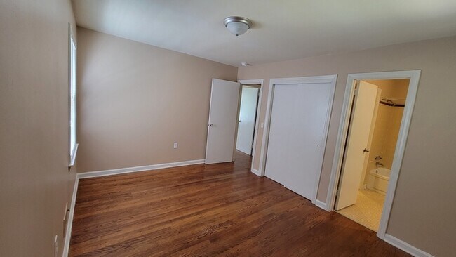 Building Photo - 1802 Edgemore Rd