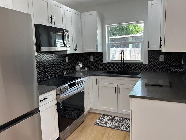 Building Photo - 4611 W McElroy Ave