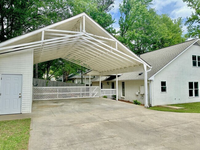 Foto del edificio - Spacious and updated 4Bedroom Home in Auburn
