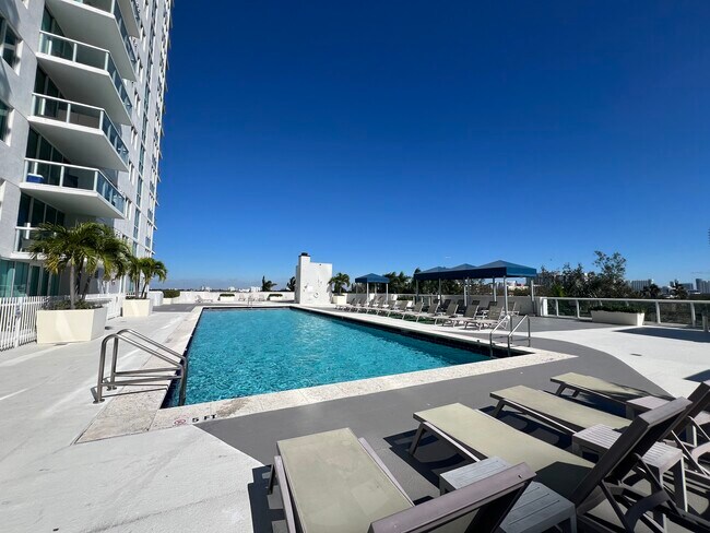 Foto del edificio - 1861 NW South River Dr
