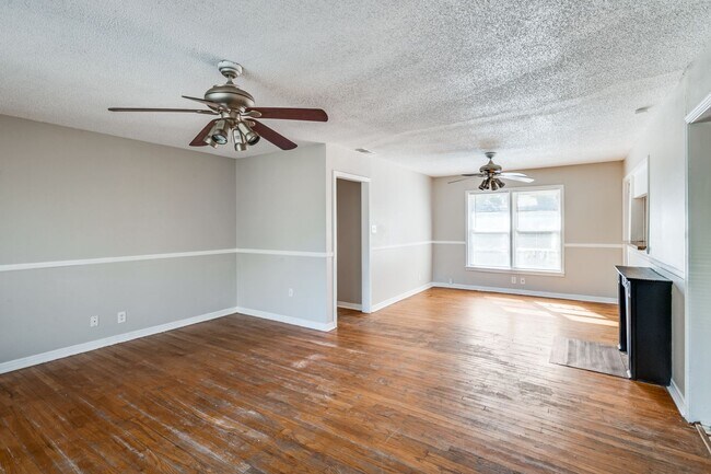 Building Photo - 7028 Oak Park Dr