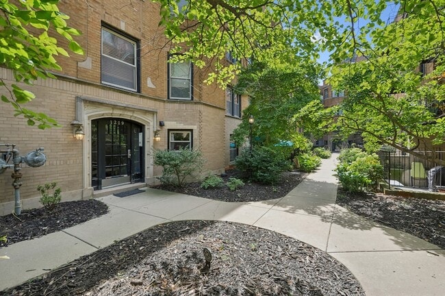 Foto del edificio - 1219 W Greenleaf Ave