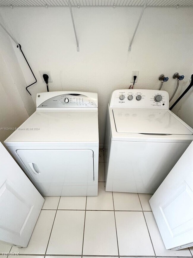 Foto del edificio - 3 br, 2.5 bath House - 4371 SW 160th Ave A...