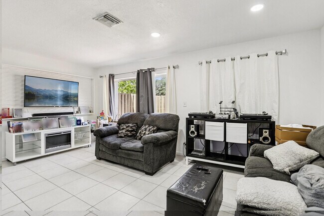 Foto del edificio - 5843 Woodlands Blvd