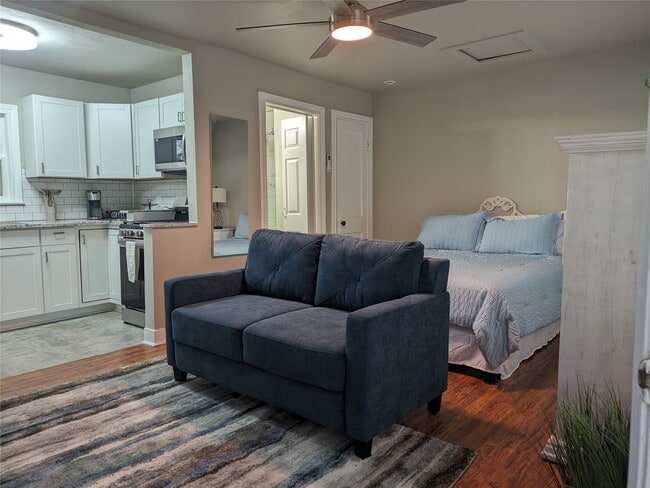 Building Photo - 418 Waco Ave