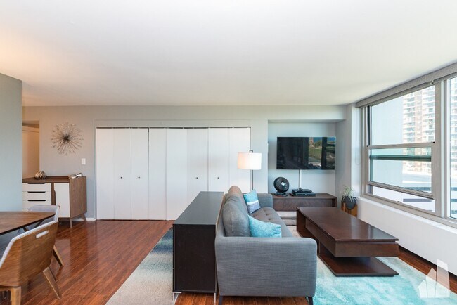 Foto del edificio - 3650 N Lake Shore Dr