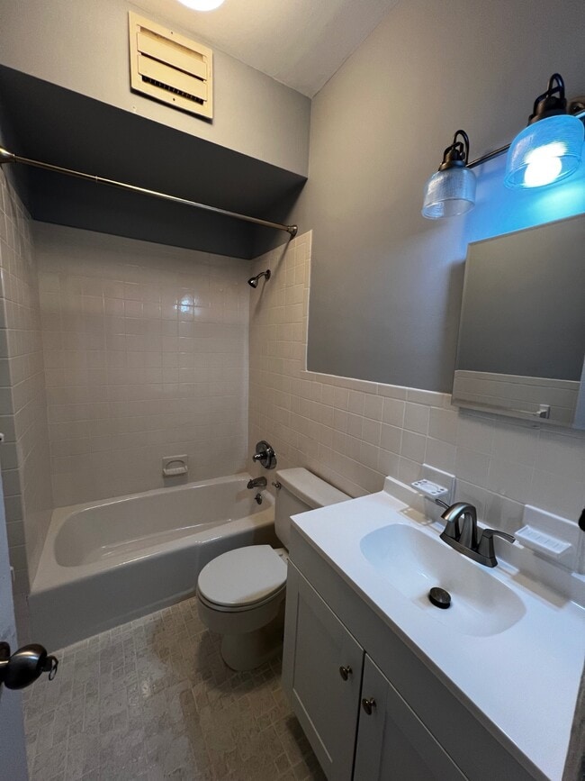 Building Photo - 576 Warburton Ave