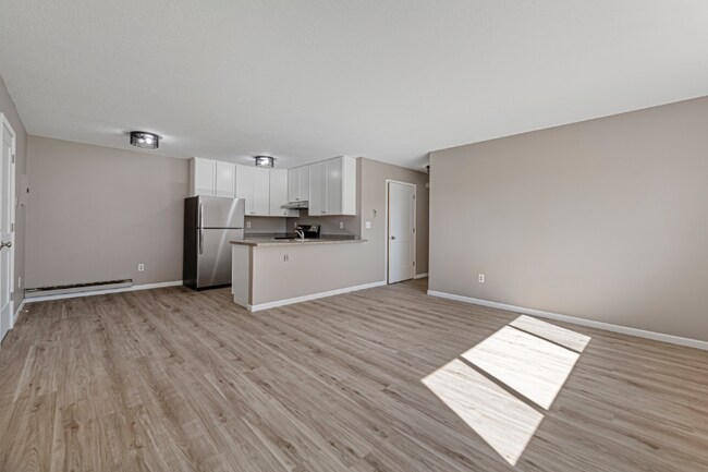 Building Photo - 1402 Division St W