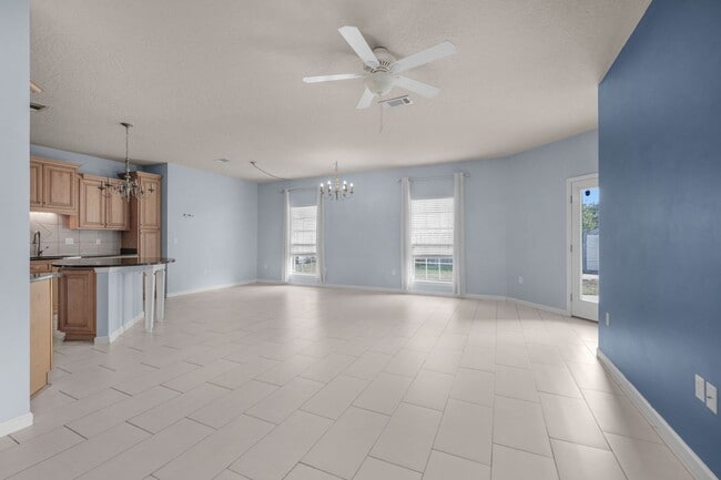 Building Photo - MOVE-IN SPECIAL!