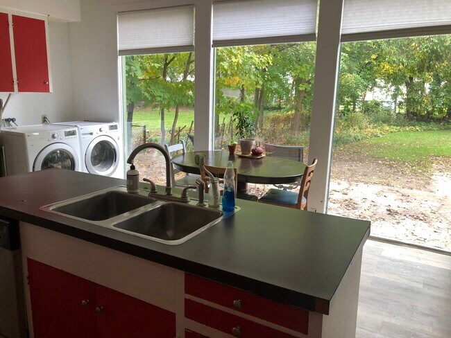 Foto del edificio - 130 College Ave NE