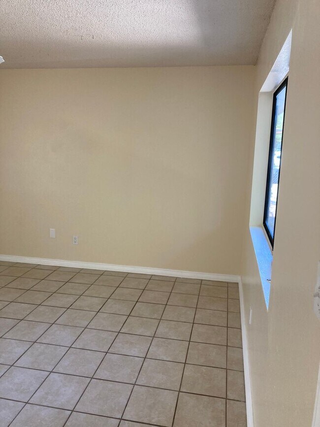 Foto del edificio - Spacious Home with Great Potential in Southwest Albuquerque