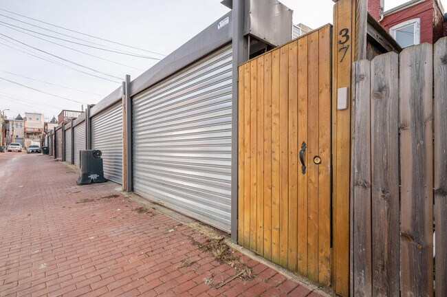 Entrada por la puerta trasera - 37 Randolph Pl NW