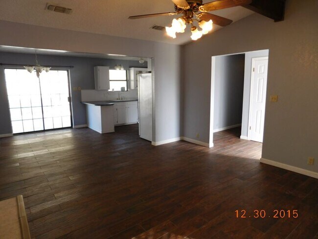 Building Photo - 2215 Phyllis Dr