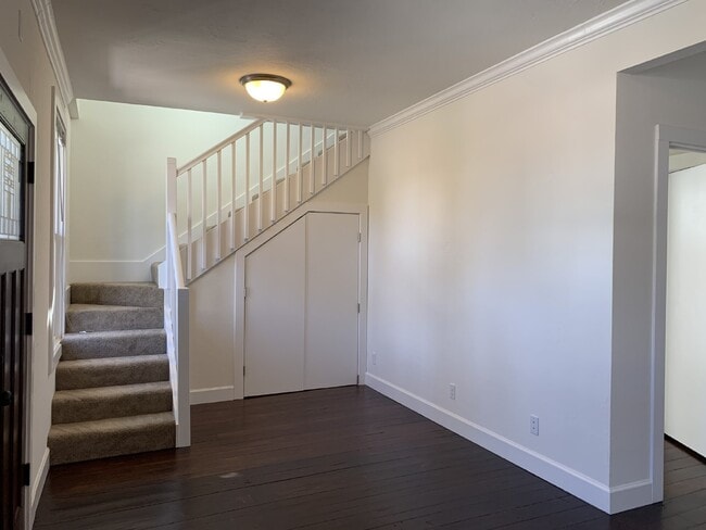 Building Photo - Adorable 2 Bedroom Cottage Style home minu...