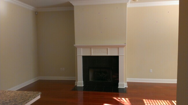 Building Photo - Beautiful Luxury Unit in Gated Community