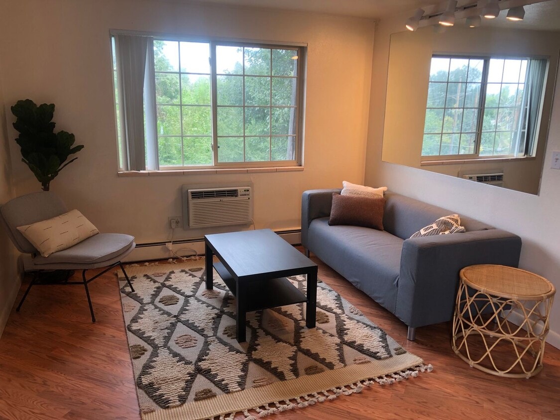 Primary Photo - REDUCED! TOP FLOOR 2 BD/1 BA w/ washer/dry...