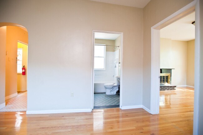 Building Photo - 1 BD/1BA w Heat near Brady*** HALF OFF FIRST MONTH***