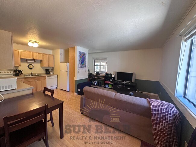 Foto del edificio - 1 Bedroom in the Pinebrok Complex - Centra...