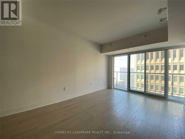 Photo du bâtiment - 955-1955 Bay St.