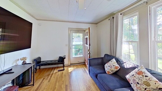 Foto del edificio - Renovated 3-Bedroom Home – Furnished or Un...