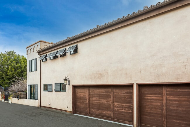 Building Photo - 2928 Las Alturas St