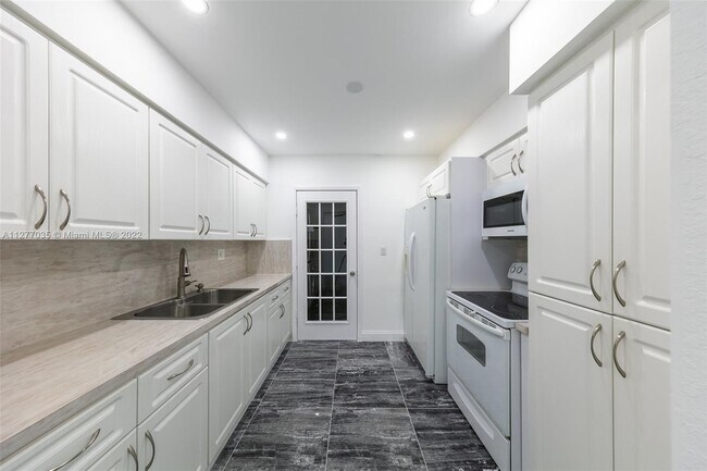 Building Photo - 9320 SW 46th Ter